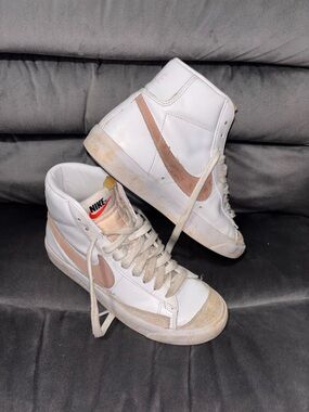 Nike Blazer Mid 77 Vintage
Summit White Pink sneaker Women's or Youth 6.5